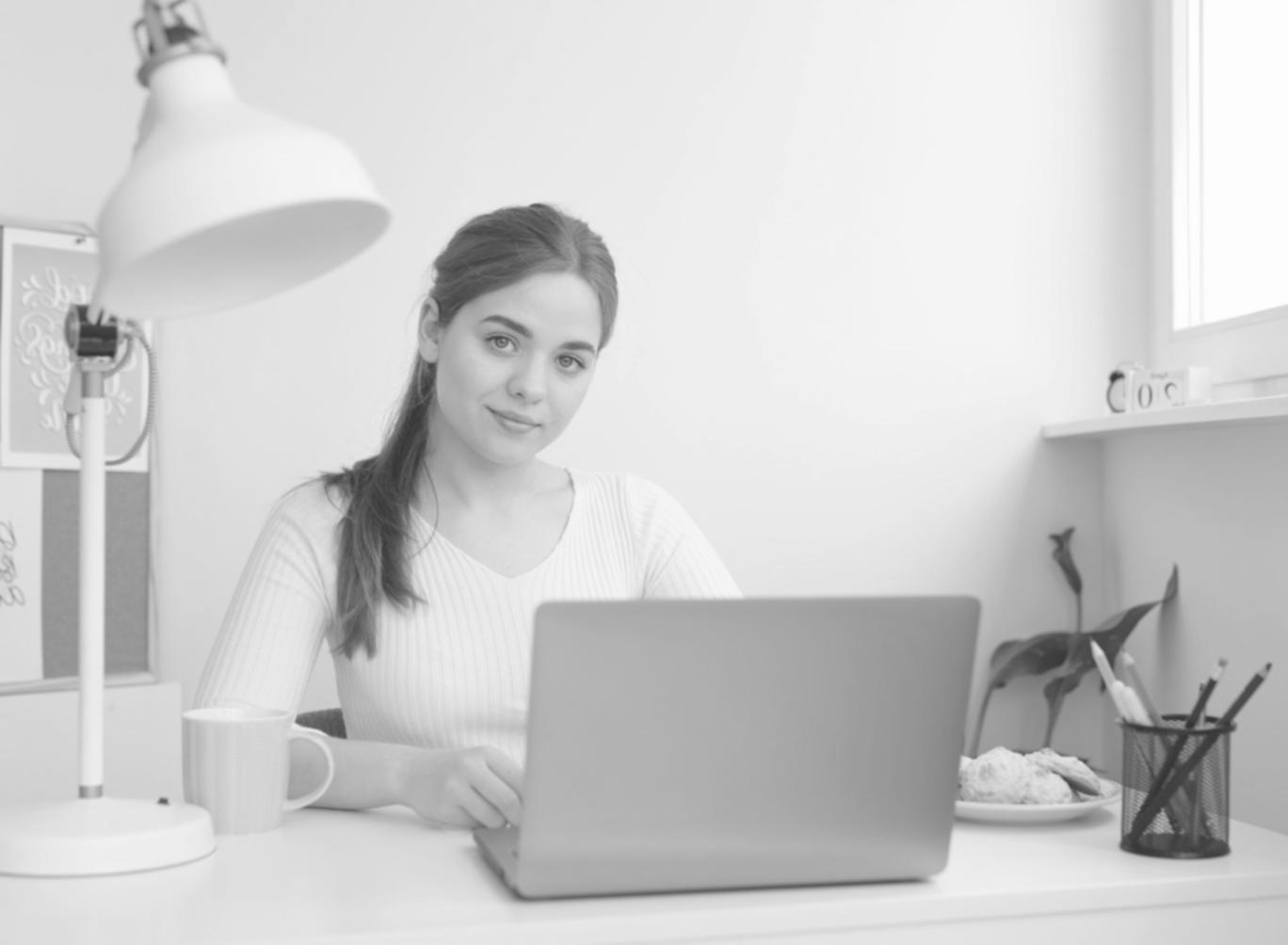 Personne gérant ses finances avec confiance